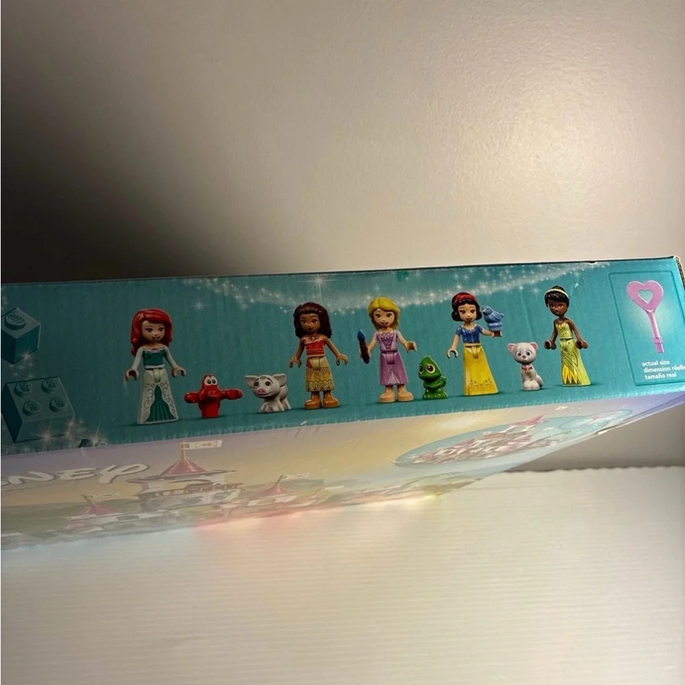 Retired LEGO Disney Princess Ultimate Castle Set 43205 - Picture 5 of 5